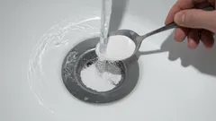 Aggiungi un ingrediente al bicarbonato e lo scarico si libererà in 10 minuti: più facile di così